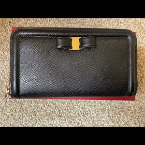 Salvatore Ferragamo Vara Bow Leather Zip Wallet Black